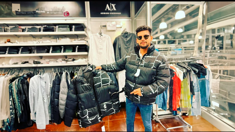 Personal Shopper de Envíos Power Miami Mostrando chaqueta